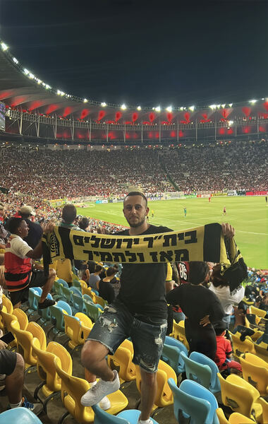 ליאל ביציע אצטדיון כדורגל עם צעיף