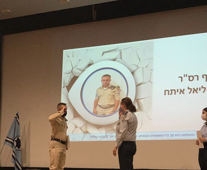 טקס שבו מוקרנת על המסך תמונתו של ליאל במדים