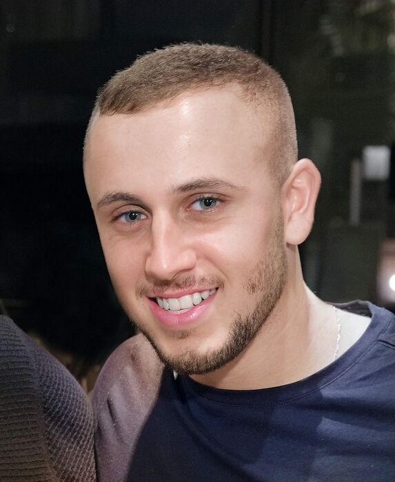 דיוקן של ליאל איטח מחייך